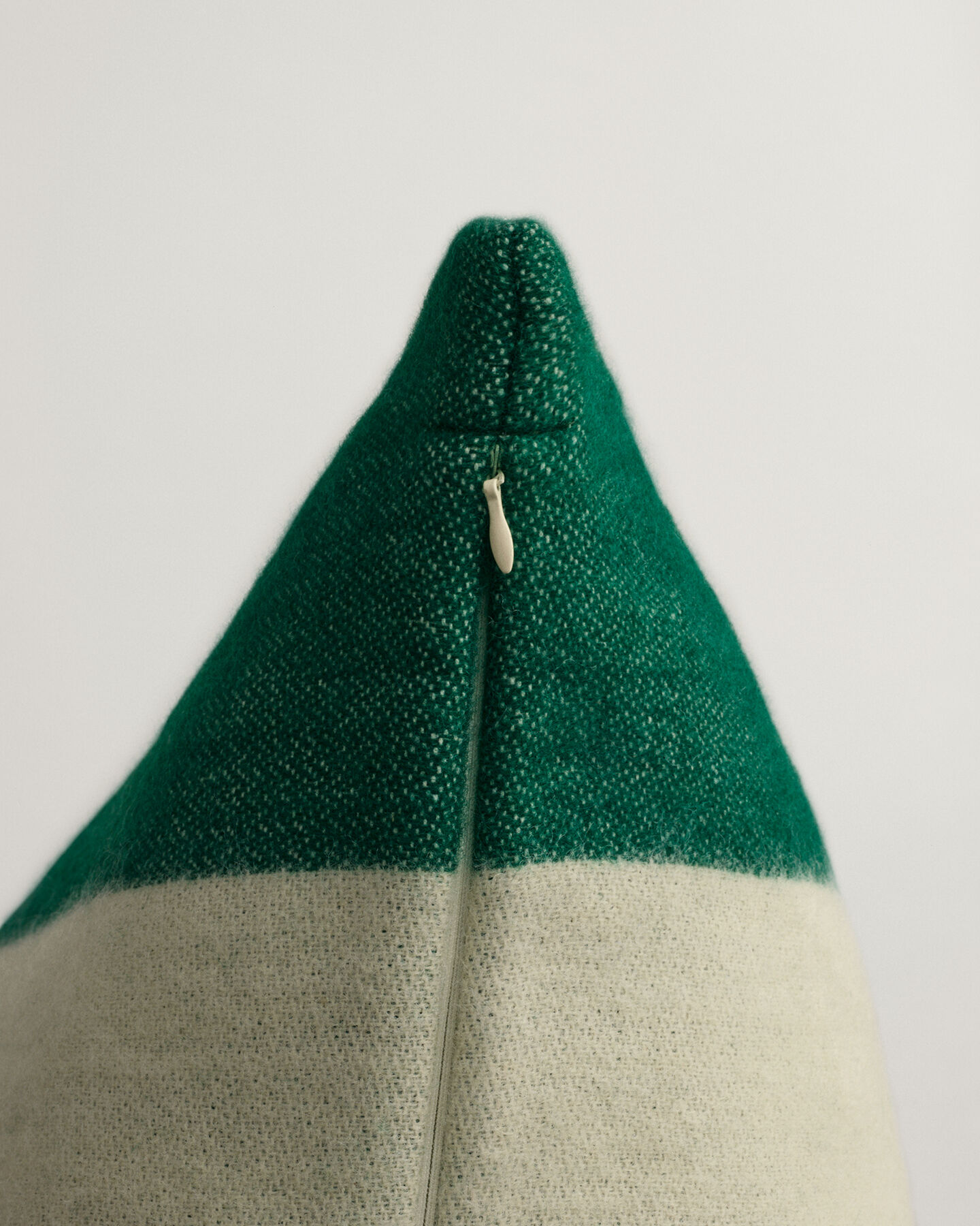 Raidallinen villakankainen tyynynpäällinen