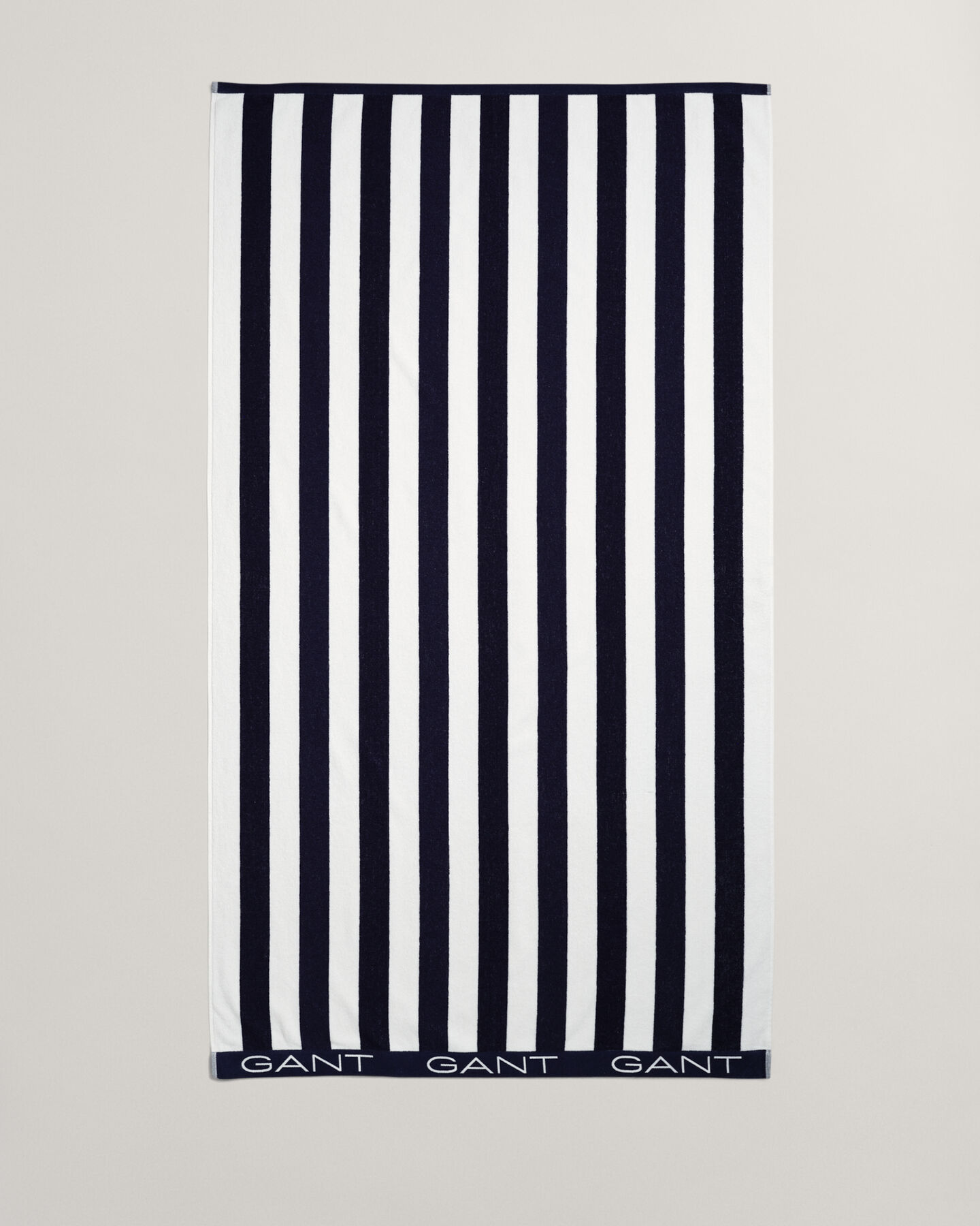 Leveäraitainen rantapyyhe