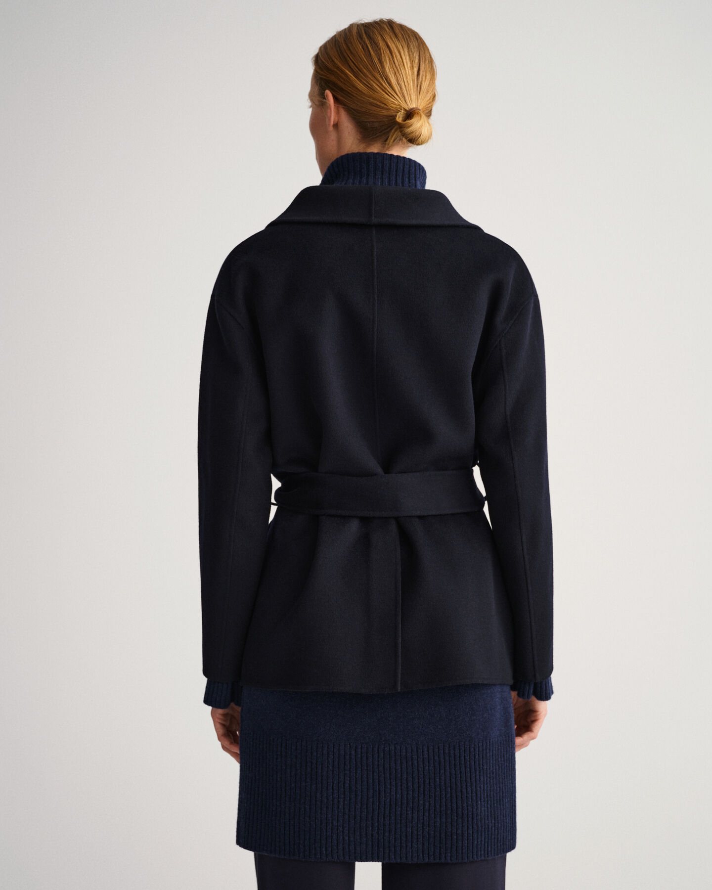 Käsin tikattu bleiseri vyöllä