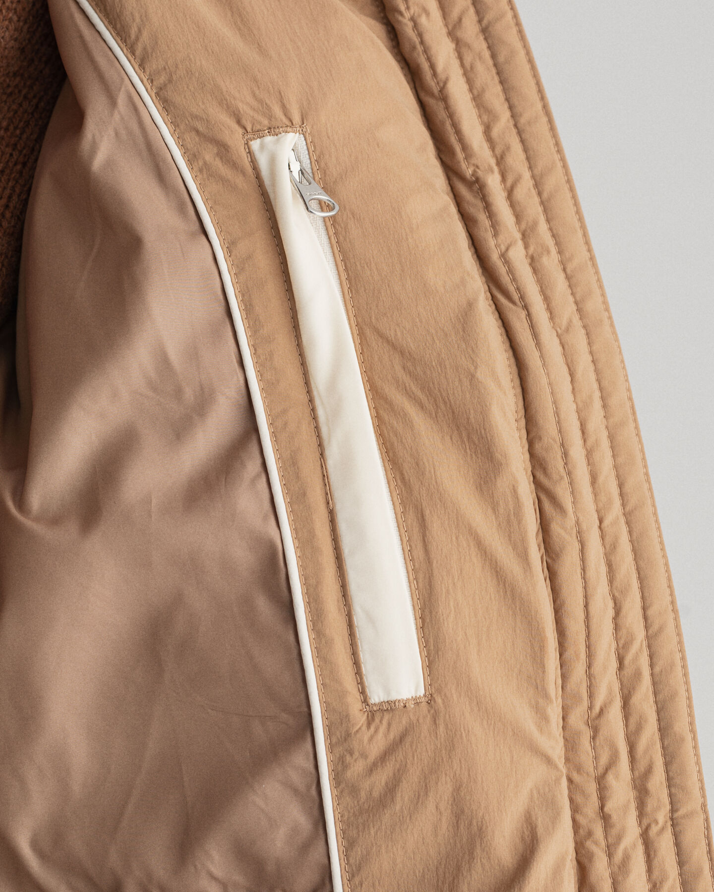 Puolipitk&auml; untuvatakki