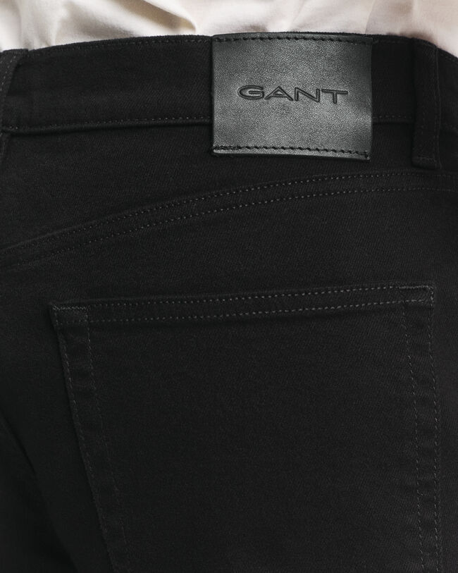 Slim fit ‑mitoitetut Stay Black ‑farkut