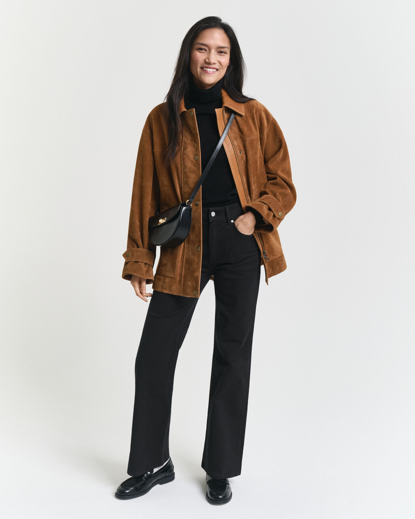 Slim fit ‑mitoitetut alaspäin levenevät mustat farkut