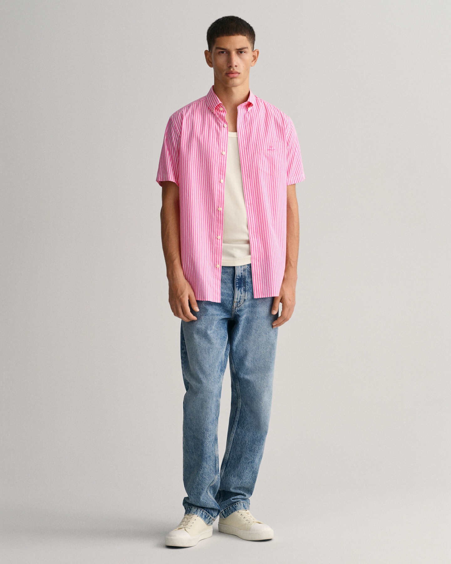 Lyhythihainen, regular fit ‑mitoitettu raidallinen broadcloth-paita