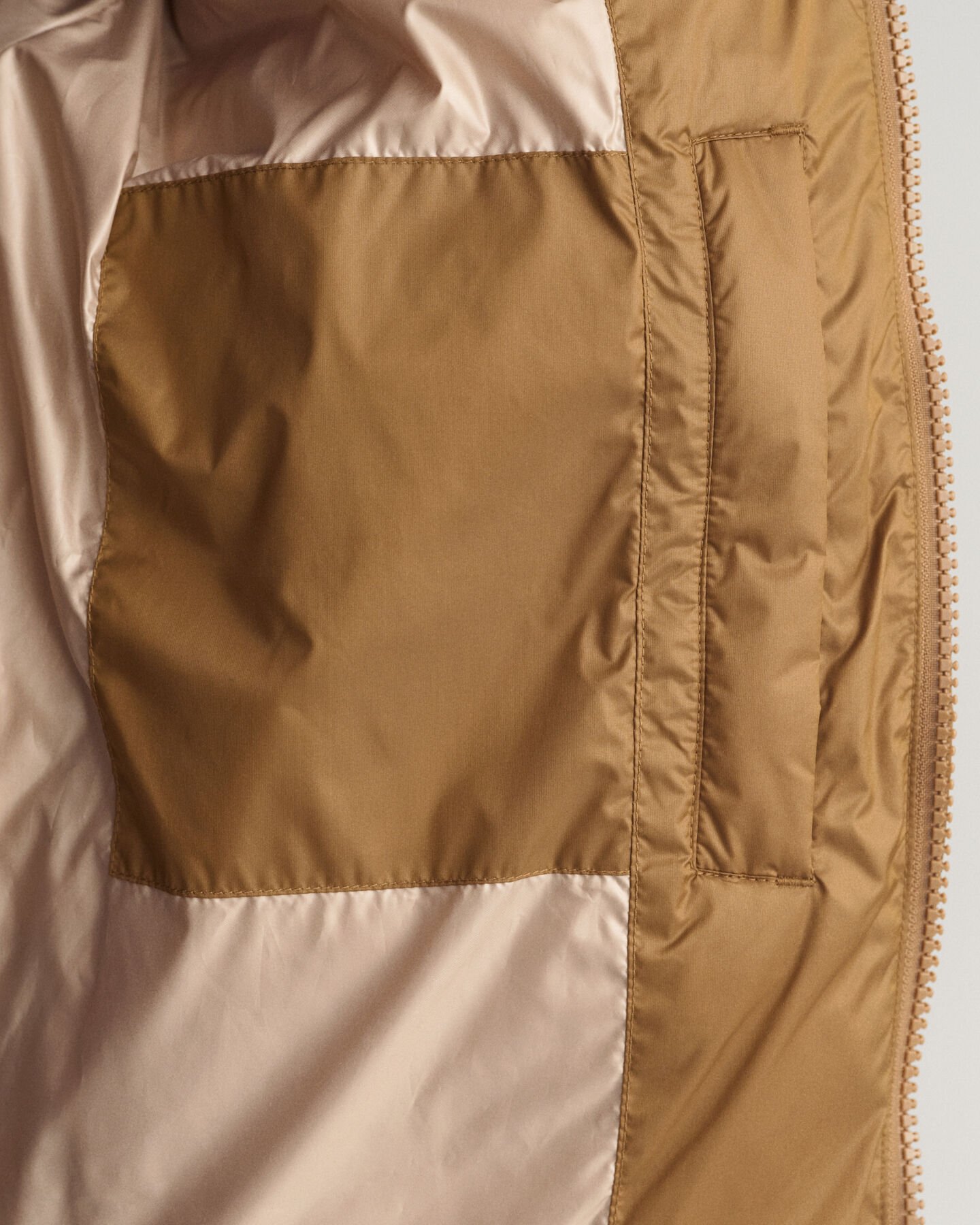 Kiiltävä toppatakki