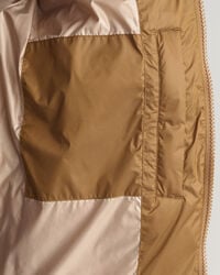 Kiiltävä toppatakki