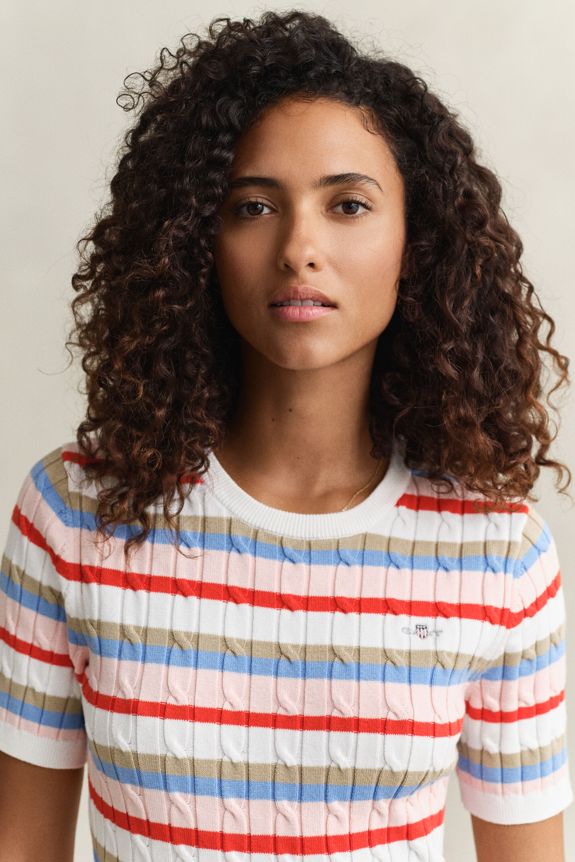 Lyhythihainen raidallinen palmikkoneulepusero