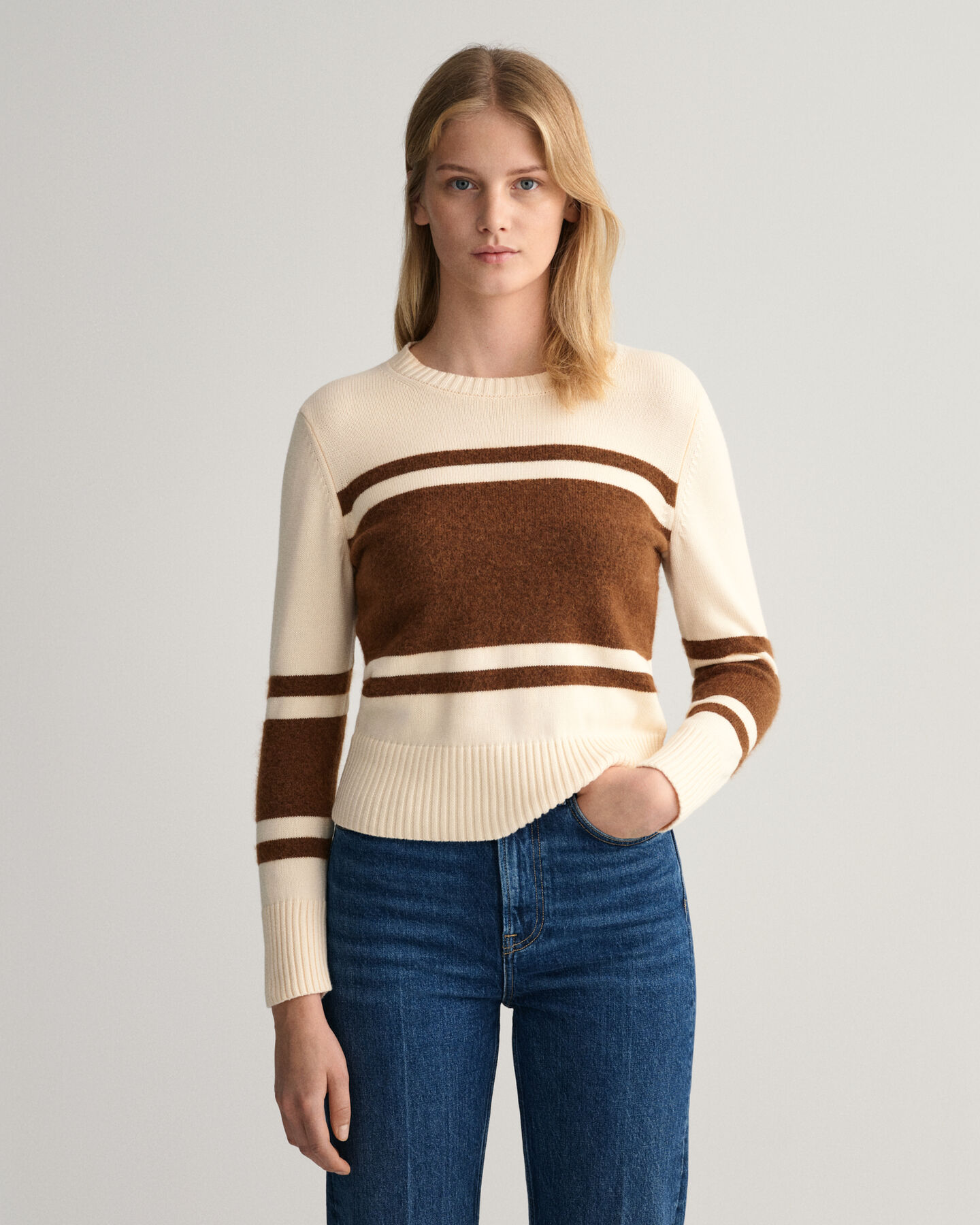 Leve&auml;raitainen neulepusero, py&ouml;re&auml; p&auml;&auml;ntie