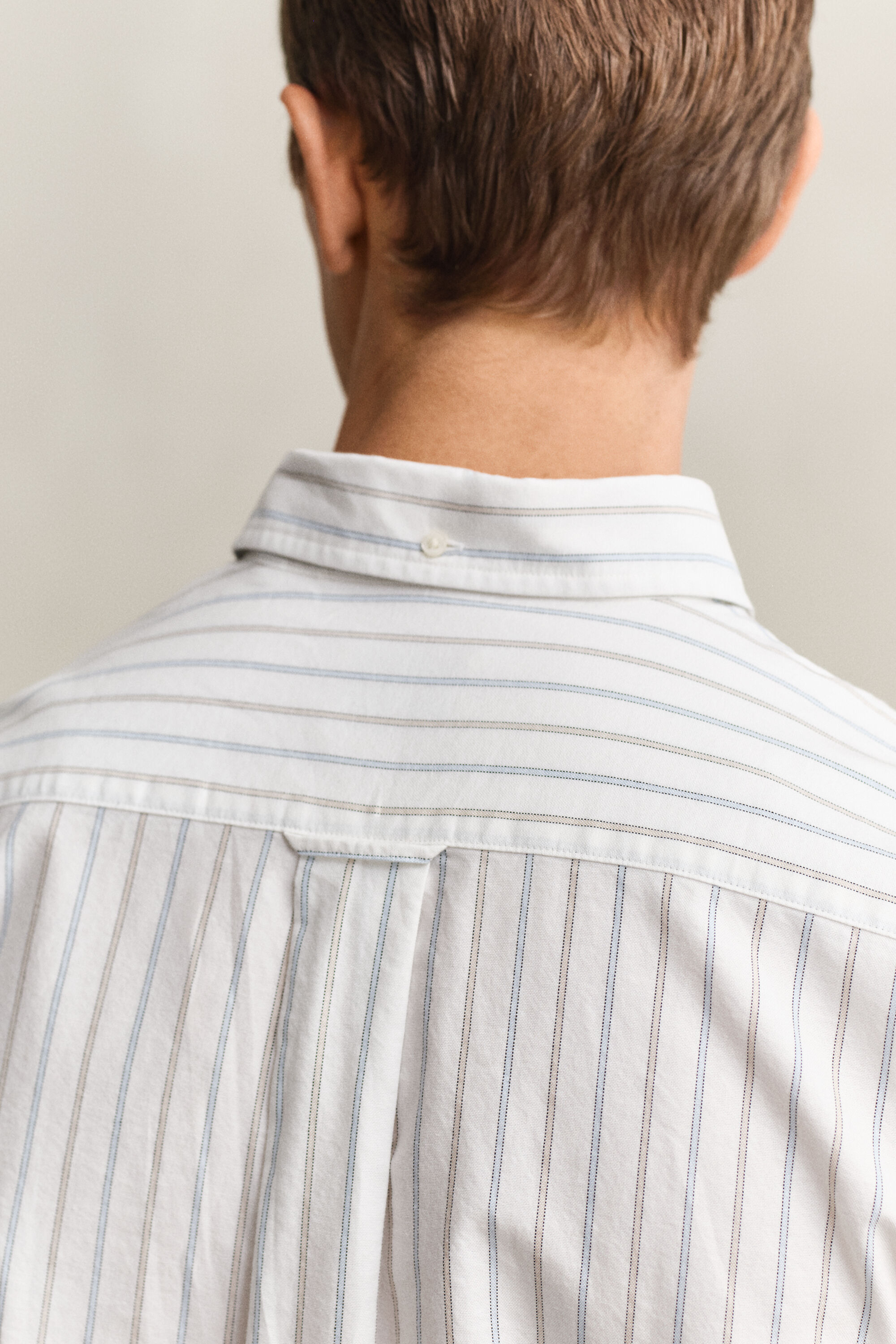 Klassinen raidallinen oxford-paita