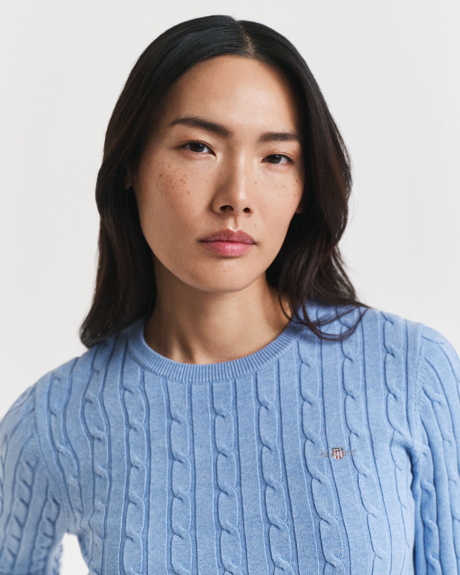 Palmikkoneule, jossa pyöreä pääntie