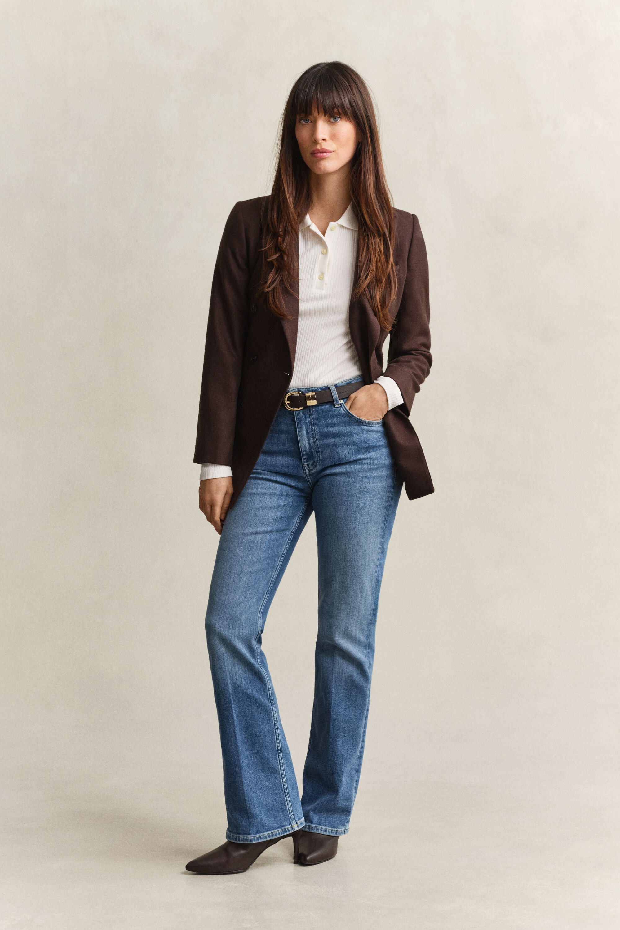 Slim fit -mitoitetut alaspäin levenevät joustofarkut
