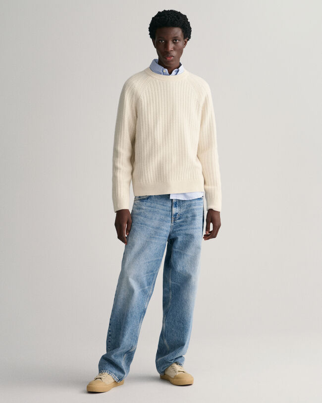 Kohopintainen neulepusero, jossa py&ouml;re&auml; p&auml;&auml;ntie