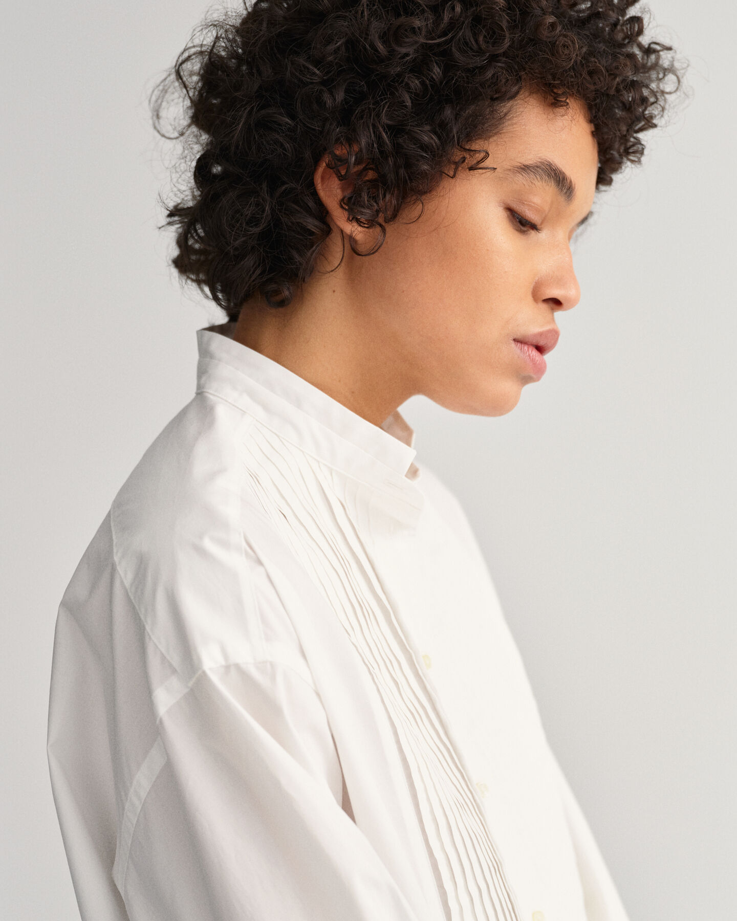 Oversized fit ‑mitoitettu paita hiuslaskoksilla