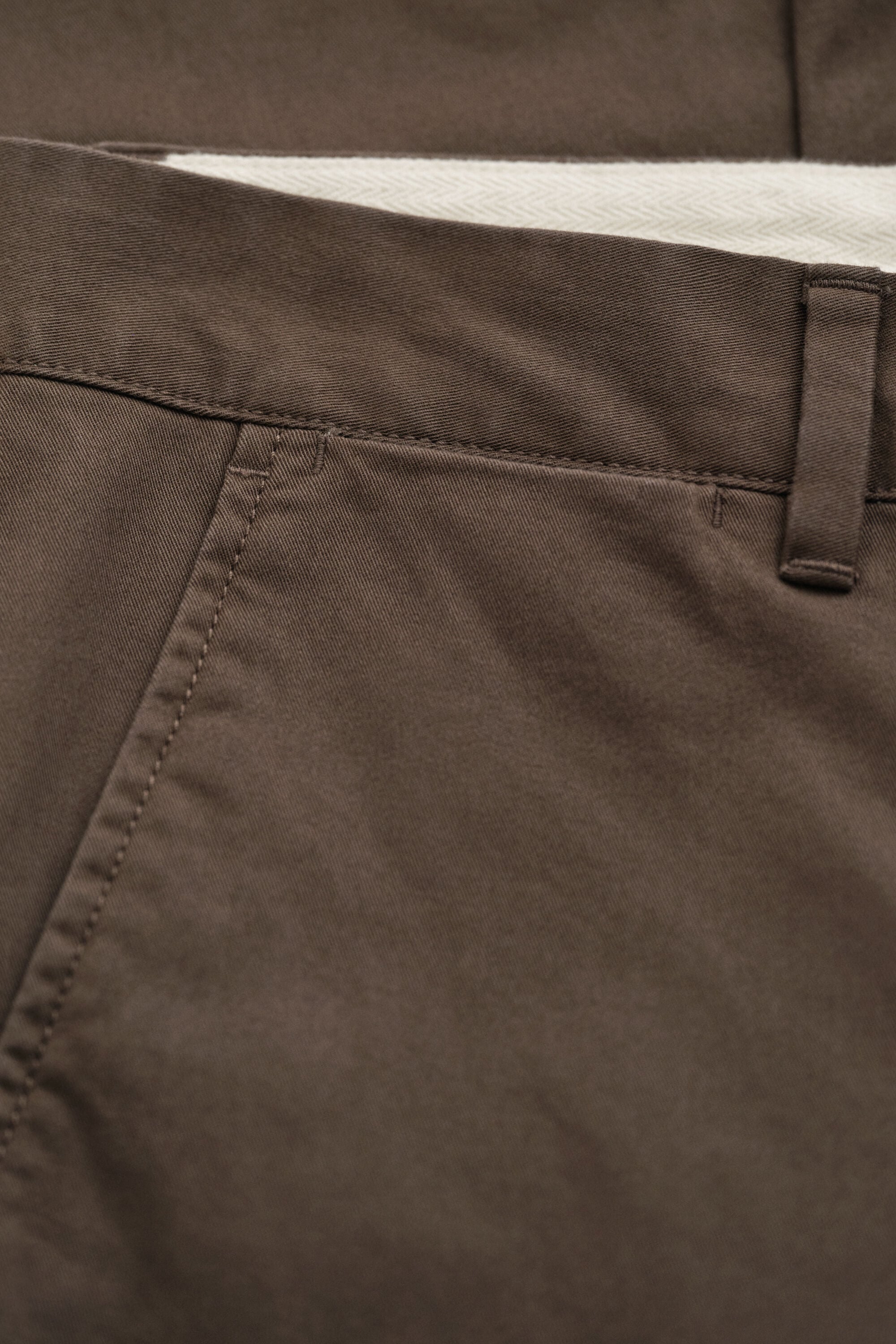 Slim fit ‑mitoitetut klassiset chinot