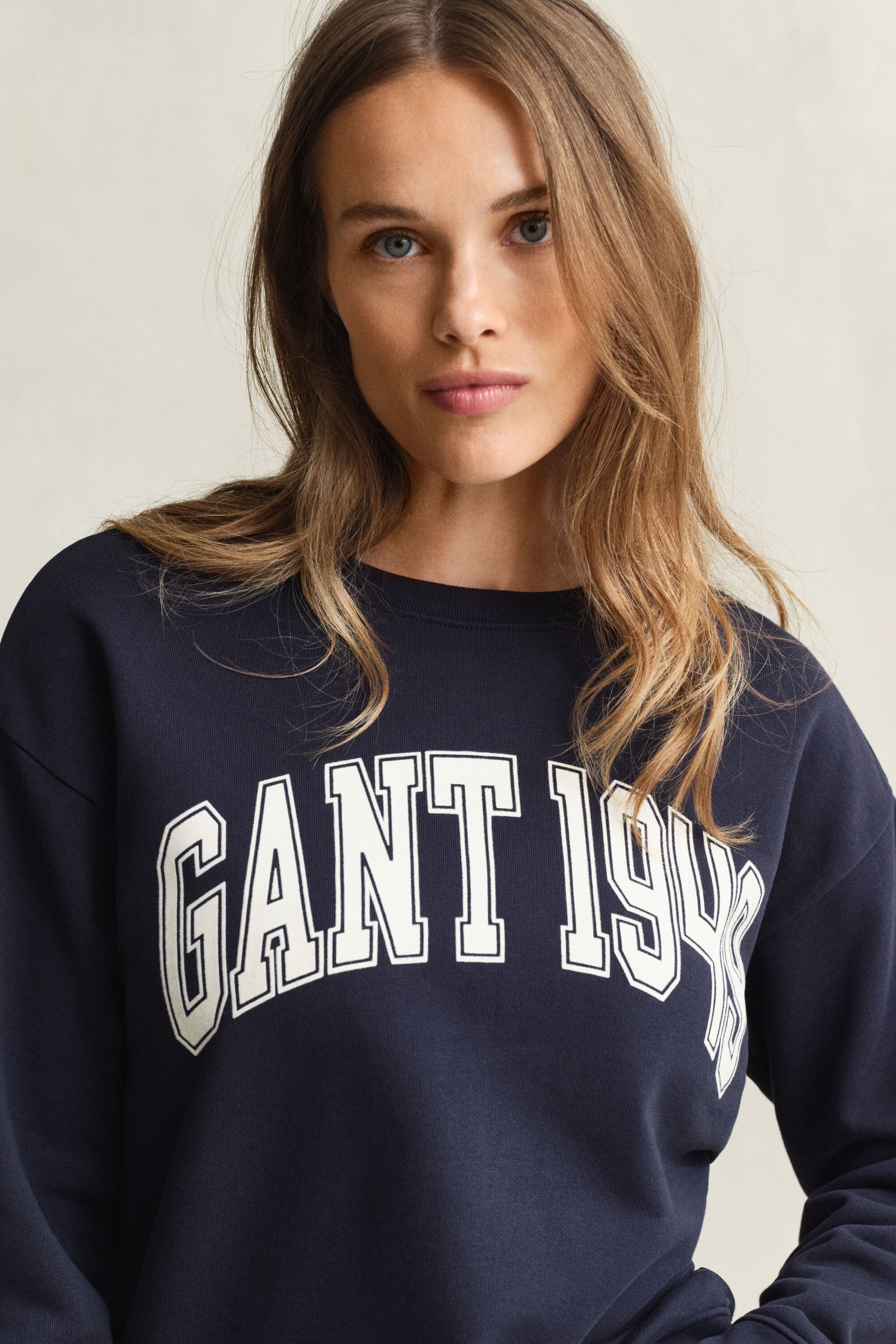 Graphic-collegepaita, pyöreä pääntie