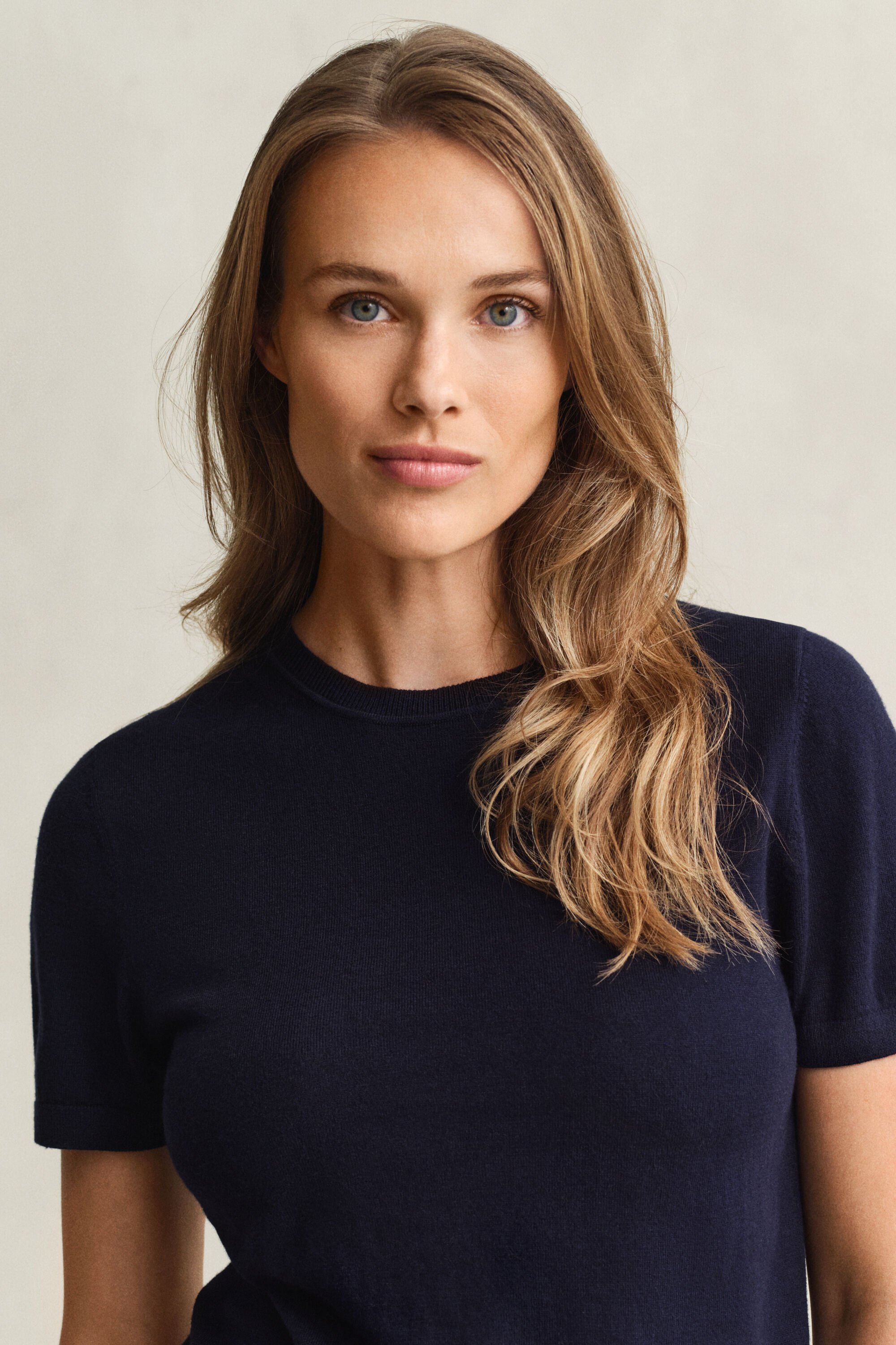 Kevyt lyhythihainen neulepusero, pyöreä pääntie