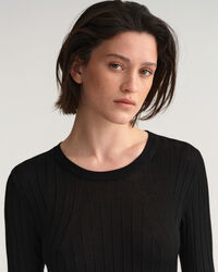 Leveäraitainen ribbineulemekko