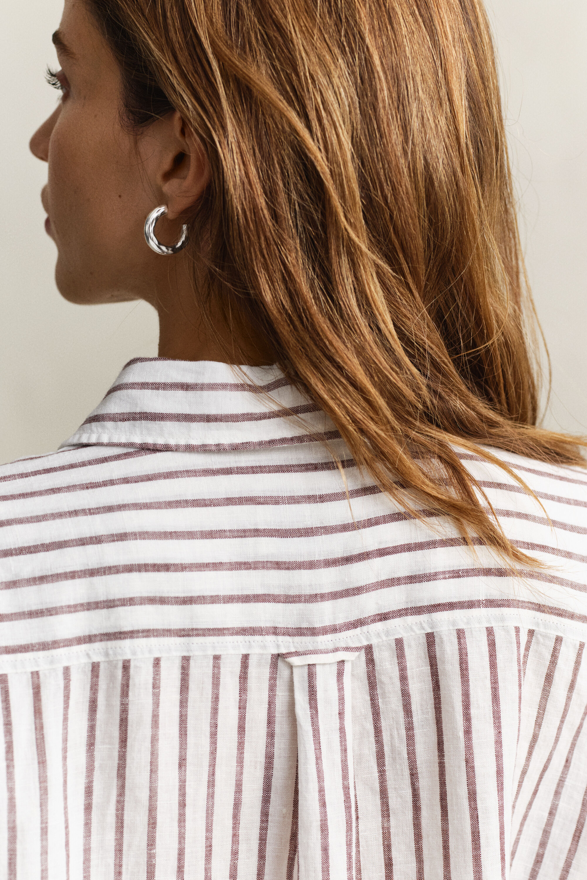 Relaxed fit ‑mitoitettu raidallinen pellavapaita