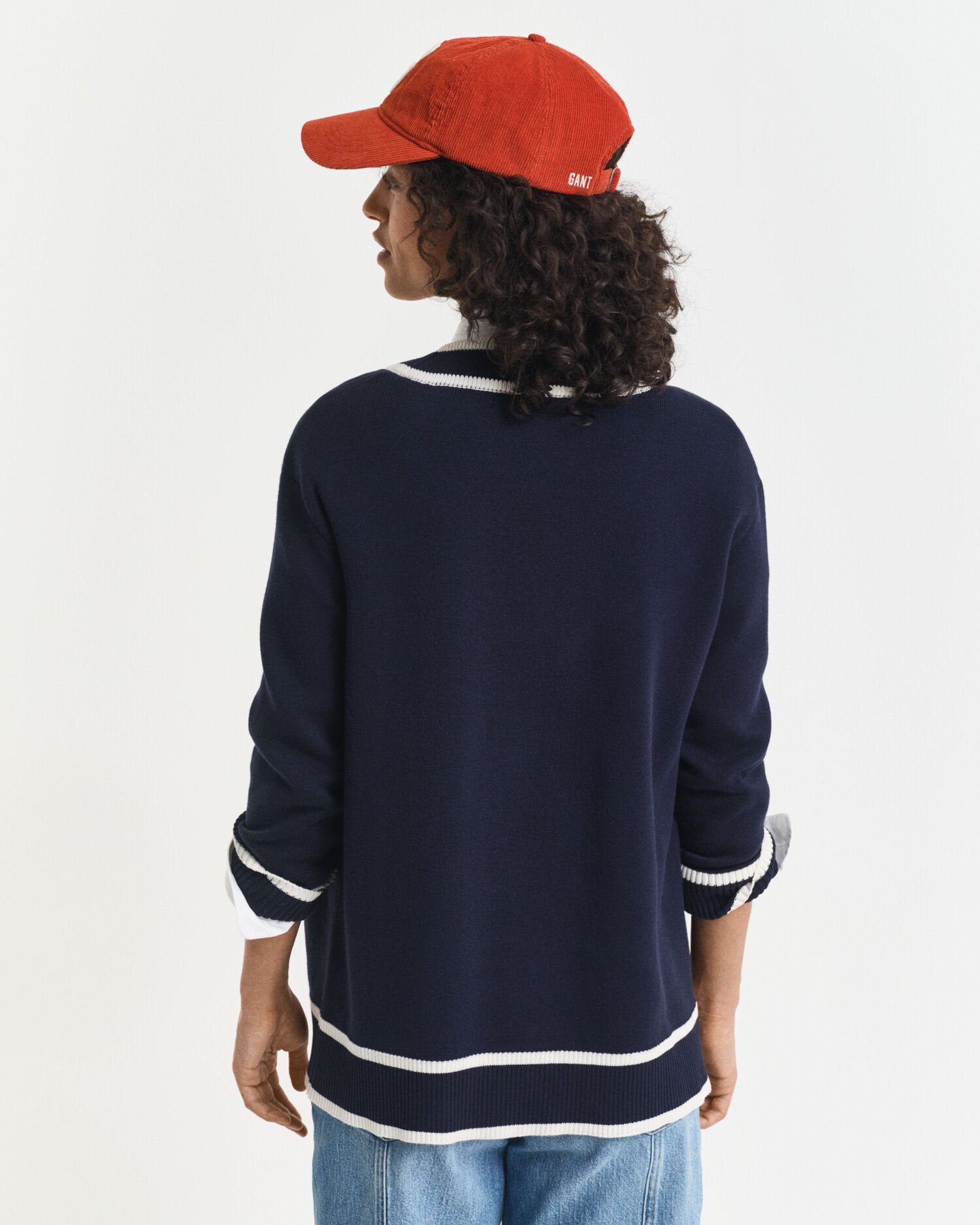 Kontrastivärinen neuletakki