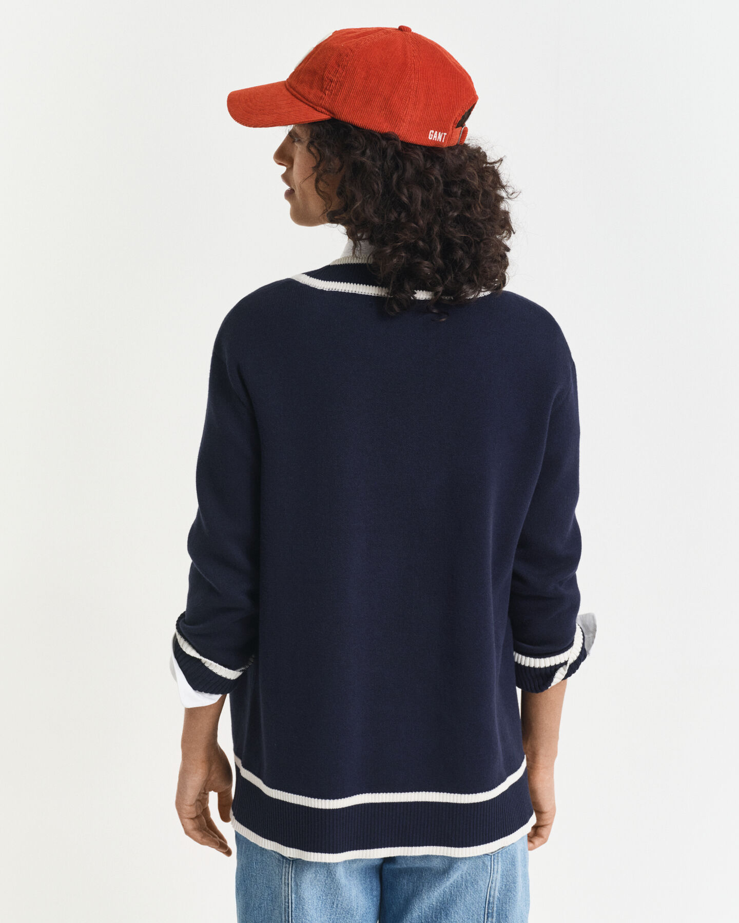 Kontrastivärinen neuletakki