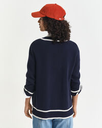 Kontrastivärinen neuletakki