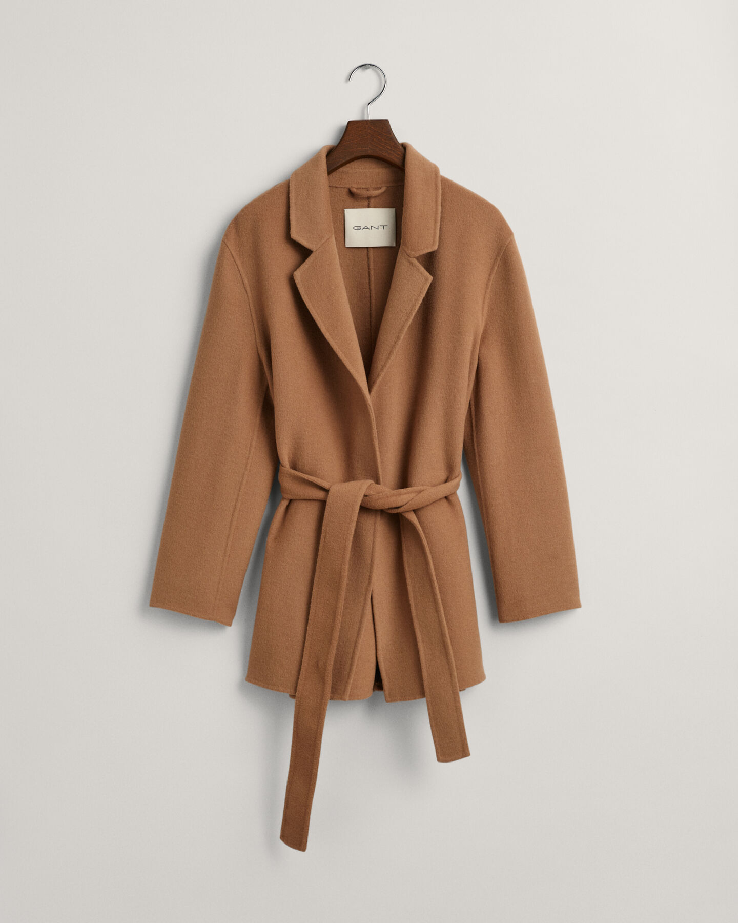 Käsin tikattu bleiseri vyöllä