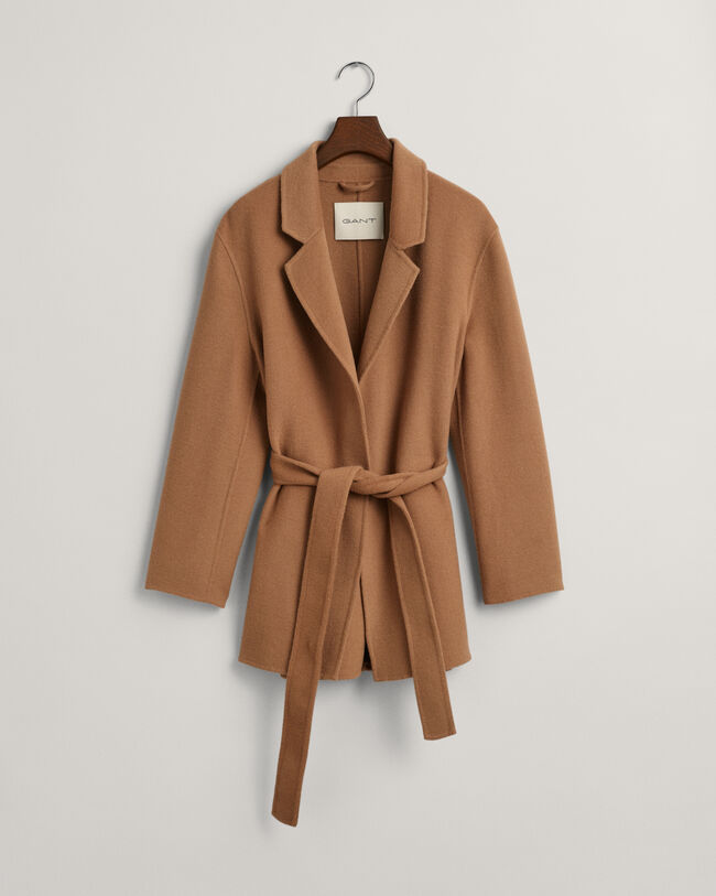 Käsin tikattu bleiseri vyöllä