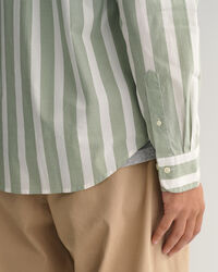 Regular&nbsp;fit ‑mitoitettu leve&auml;raitainen broadcloth-paita