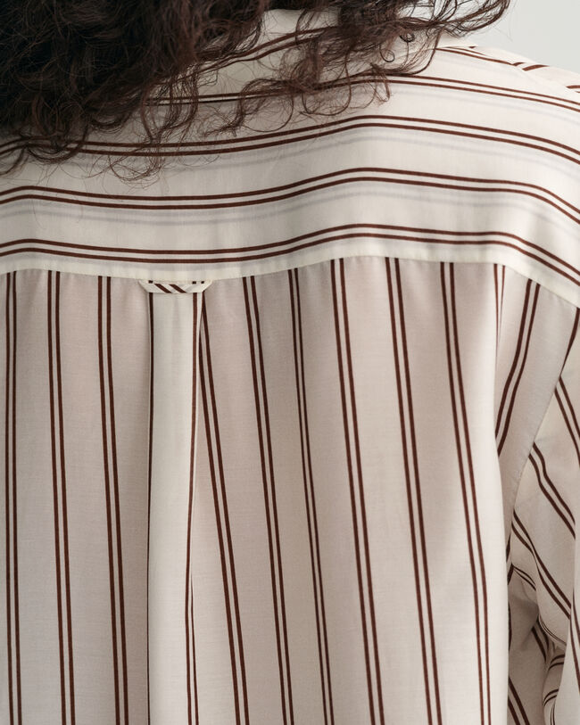 Raidallinen pusero, jossa v-pääntie