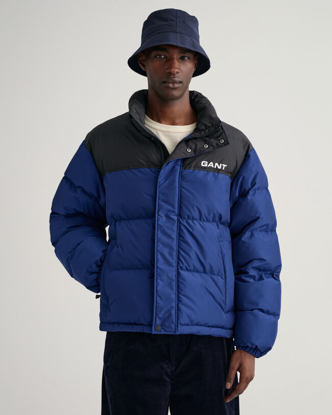 Kontrastivärinen toppatakki