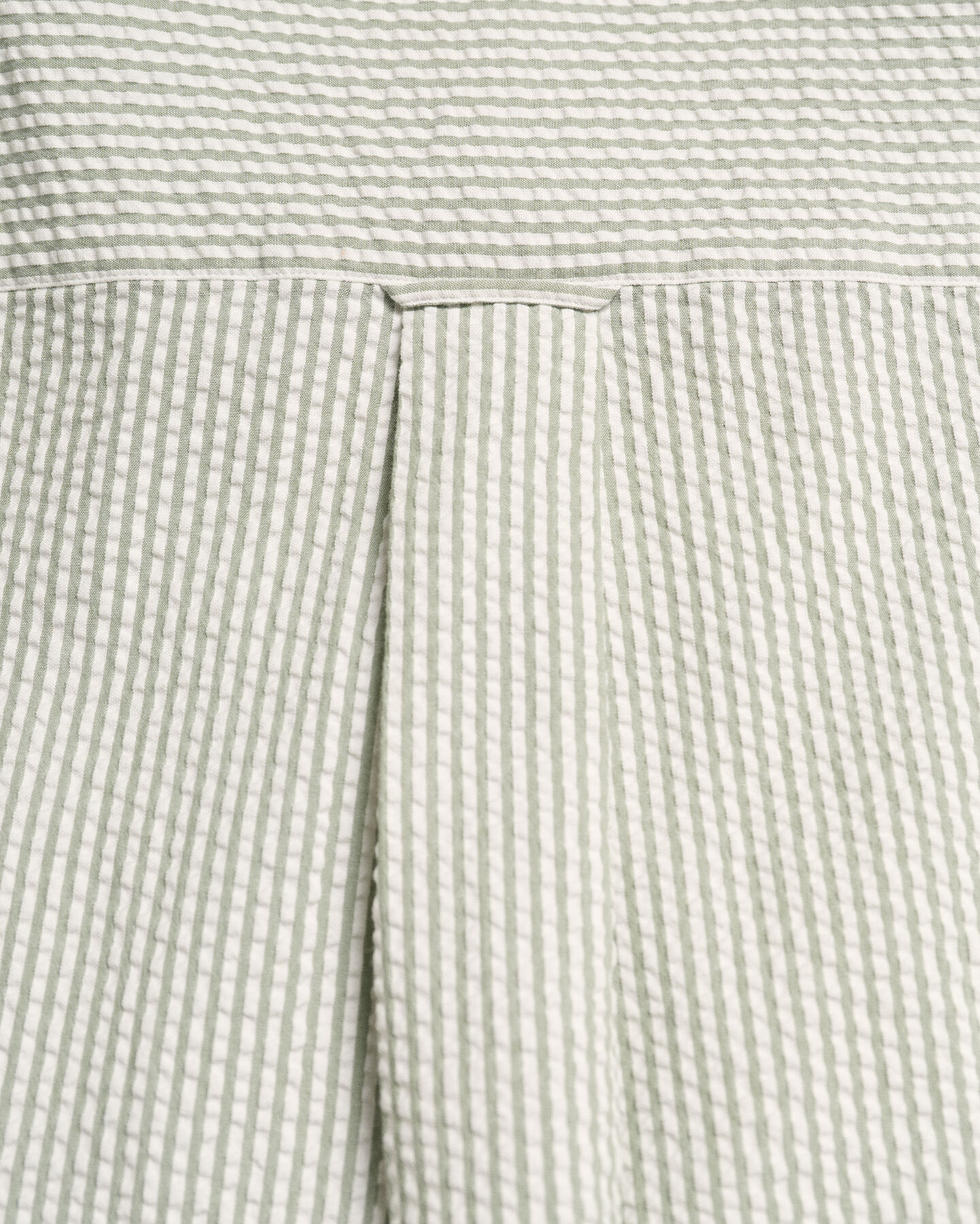 Regular&nbsp;fit ‑mitoitettu lyhythihainen seersucker-paita