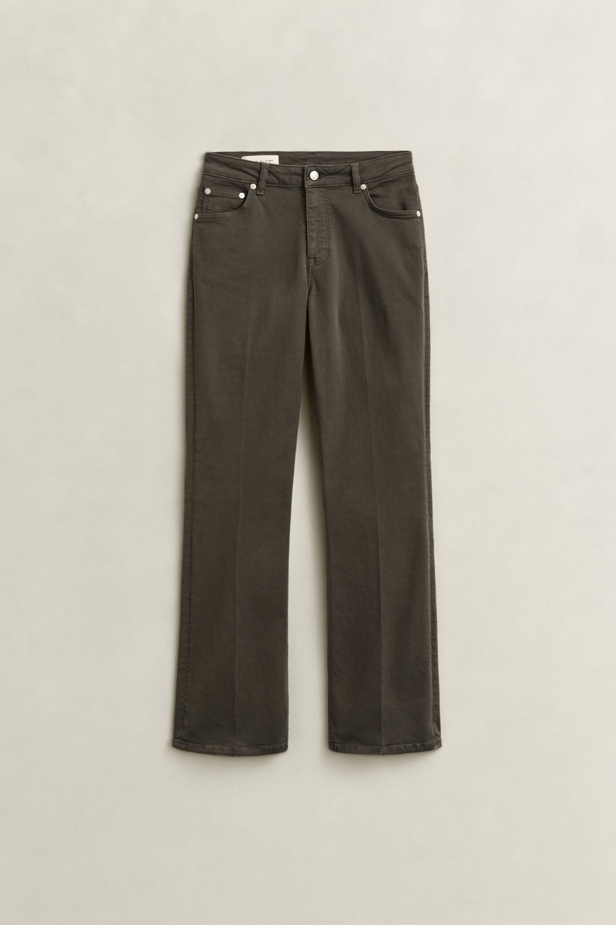 Levenevät slim fit -mitoitetut värjätyt farkut