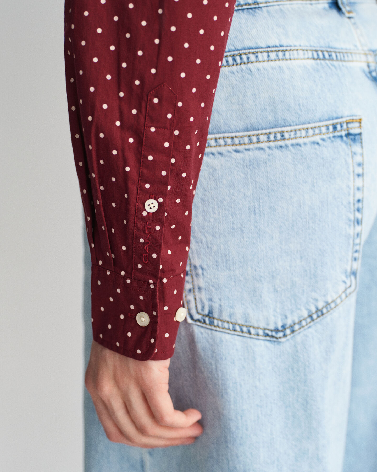 Regular&nbsp;fit ‑mitoitettu pilkullinen puuvillavoileepaita