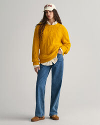 Furry-palmikkoneule, jossa py&ouml;re&auml; p&auml;&auml;ntie