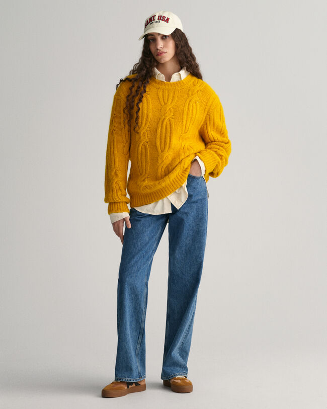 Furry-palmikkoneule, jossa py&ouml;re&auml; p&auml;&auml;ntie