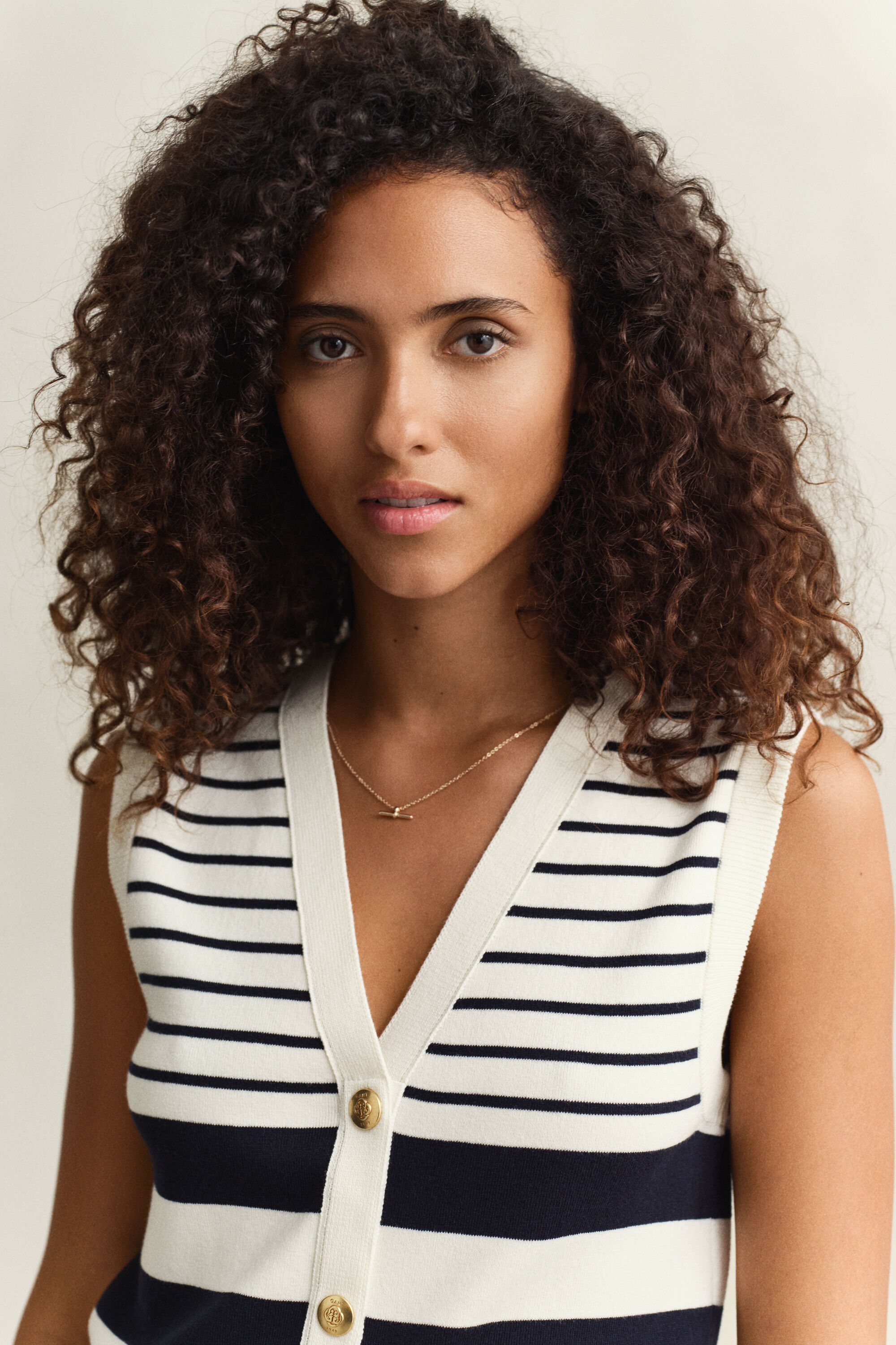 Raidallinen neuleliivi