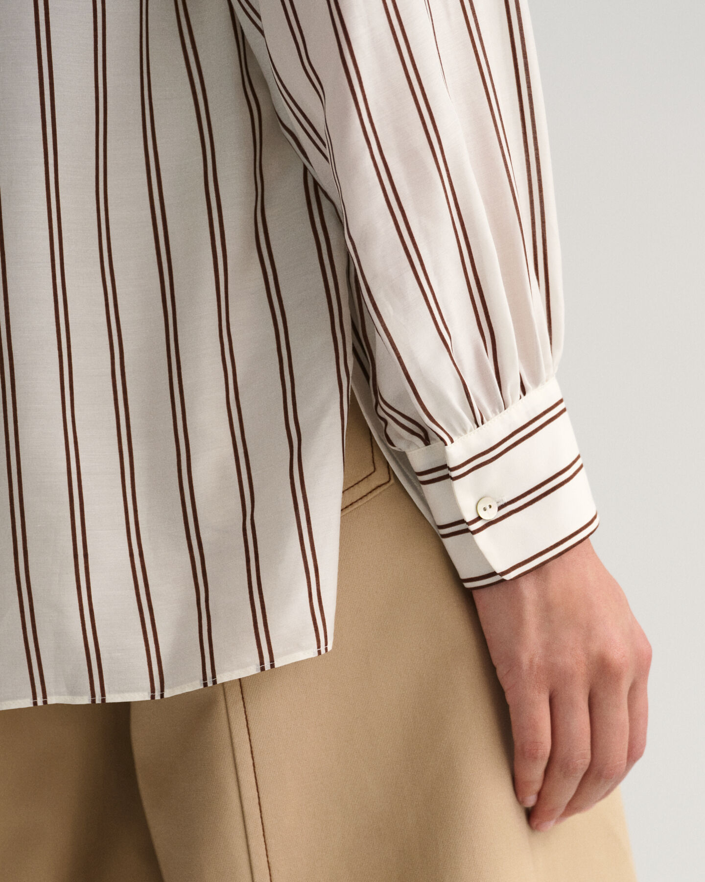 Raidallinen pusero, jossa v-pääntie