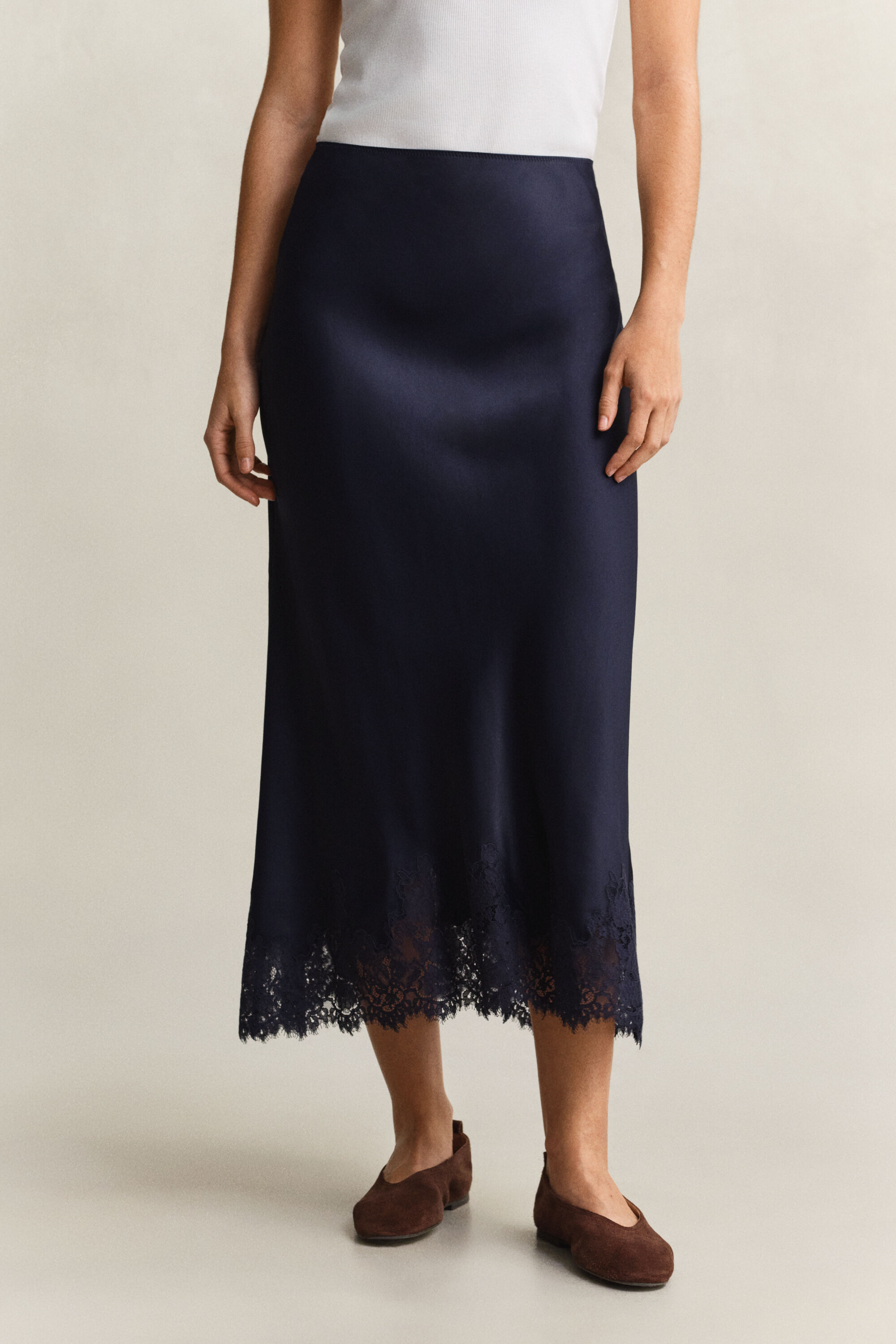 Midimittainen satiinipitsihame