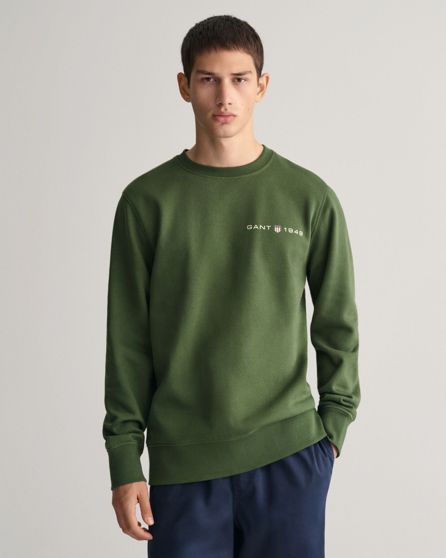 Py&ouml;re&auml;ll&auml; p&auml;&auml;ntiell&auml; ja painatuksella varustettu collegepaita