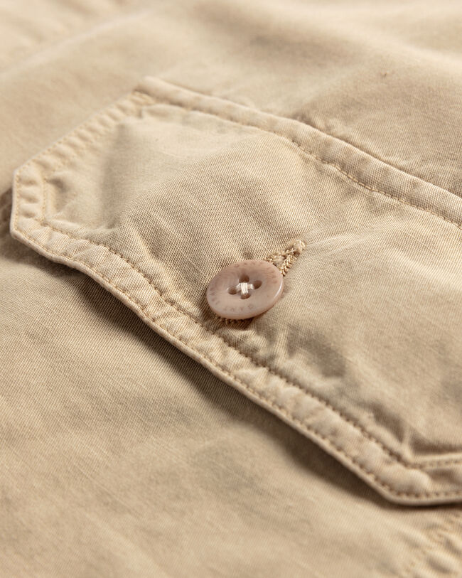 Valmiiksi ommeltuna v&auml;rj&auml;tty p&auml;&auml;llyspaita