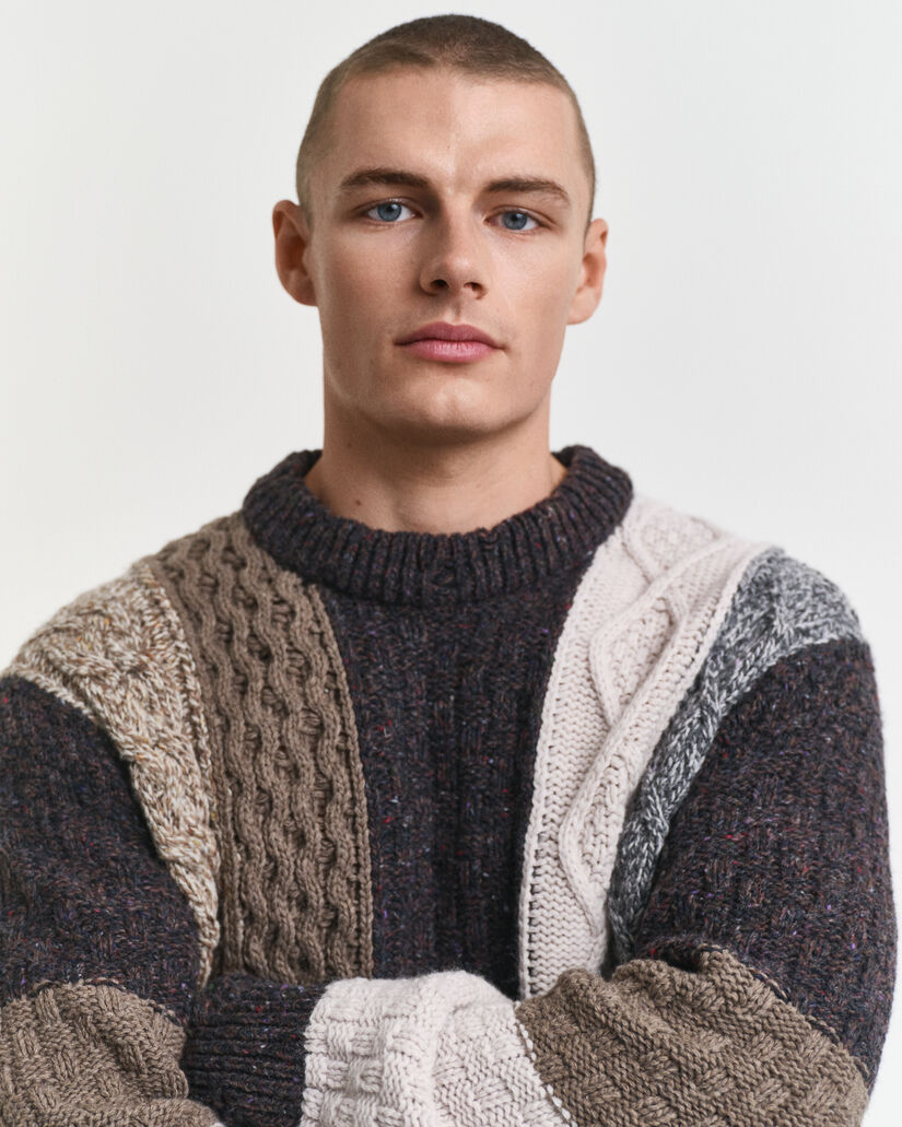 Tilkkutyylinen neulepusero, pyöreä pääntie