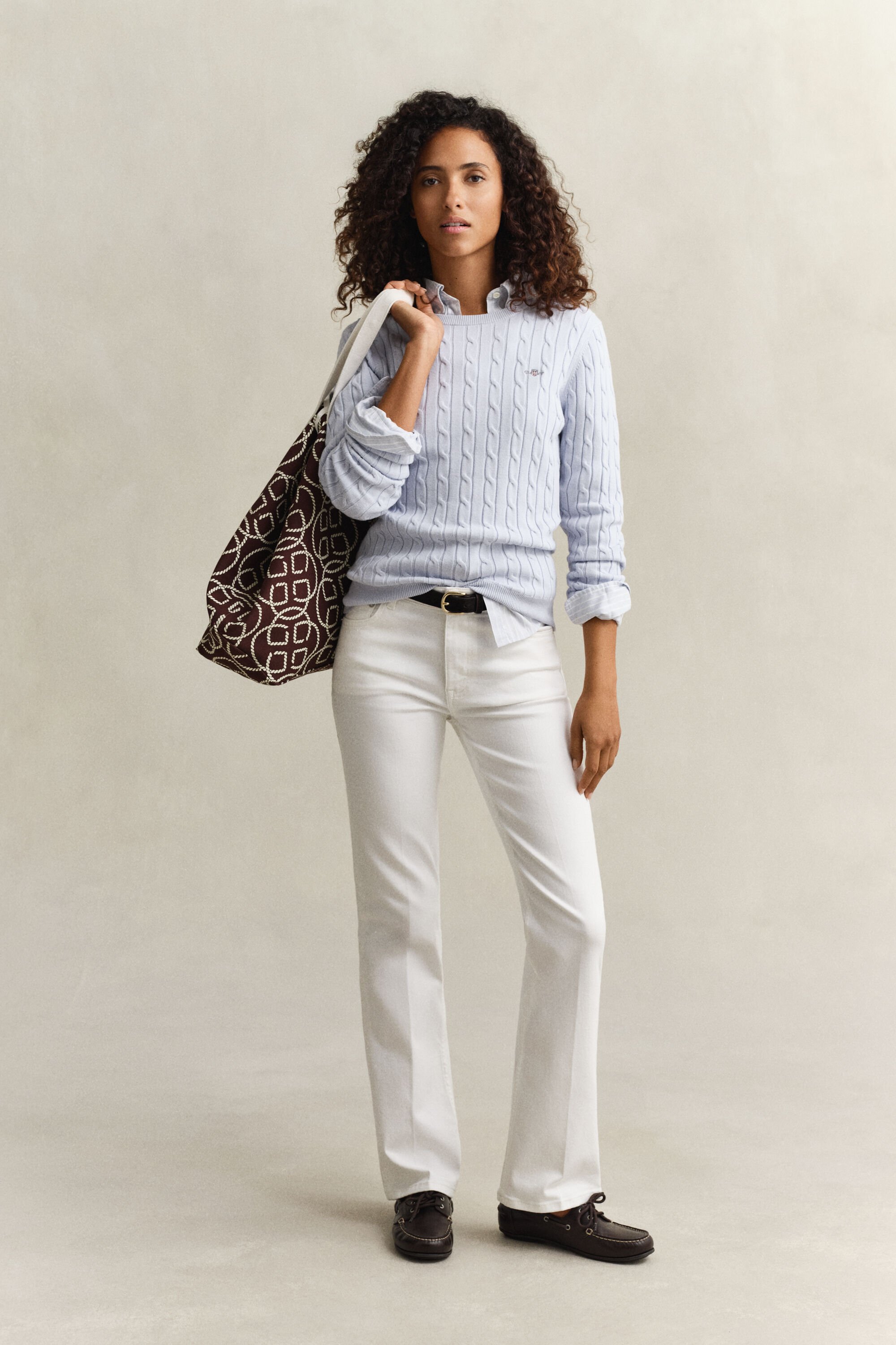 Palmikkoneule, jossa pyöreä pääntie