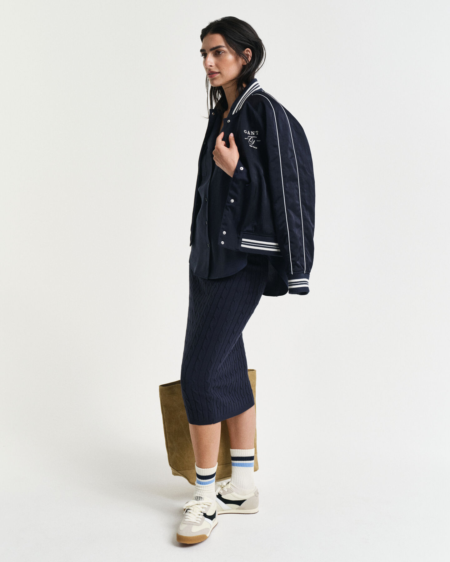 Relaxed fit ‑mitoitettu taskullinen paita