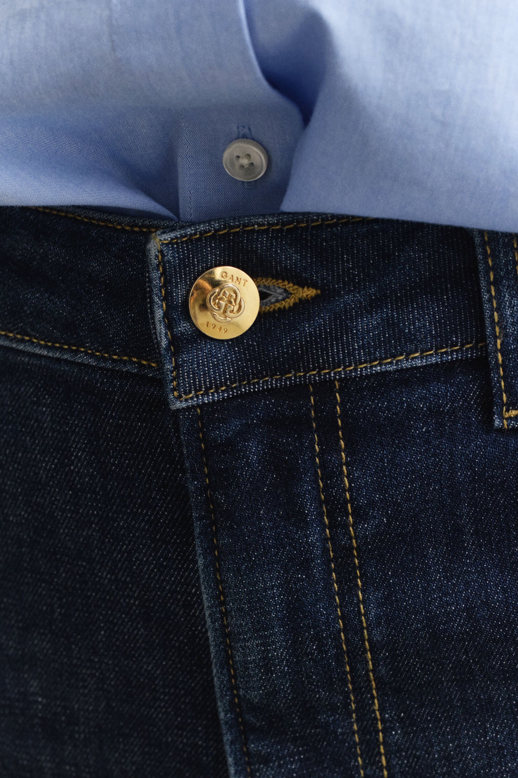 Slim fit -mitoitetut alaspäin levenevät prässifarkut