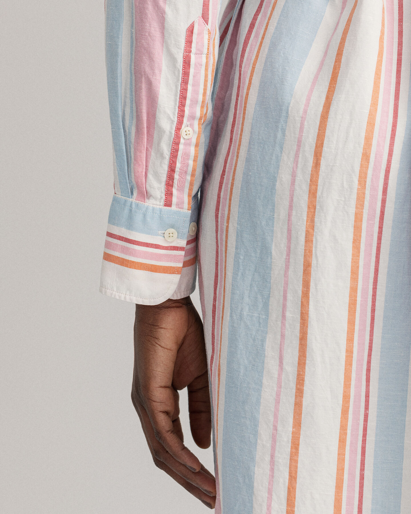 Raidallinen paitamekko