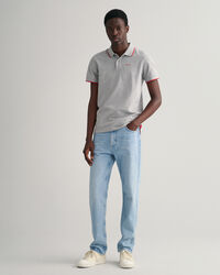 Kontrastiv&auml;risell&auml; reunuksella varustettu pikeepaita