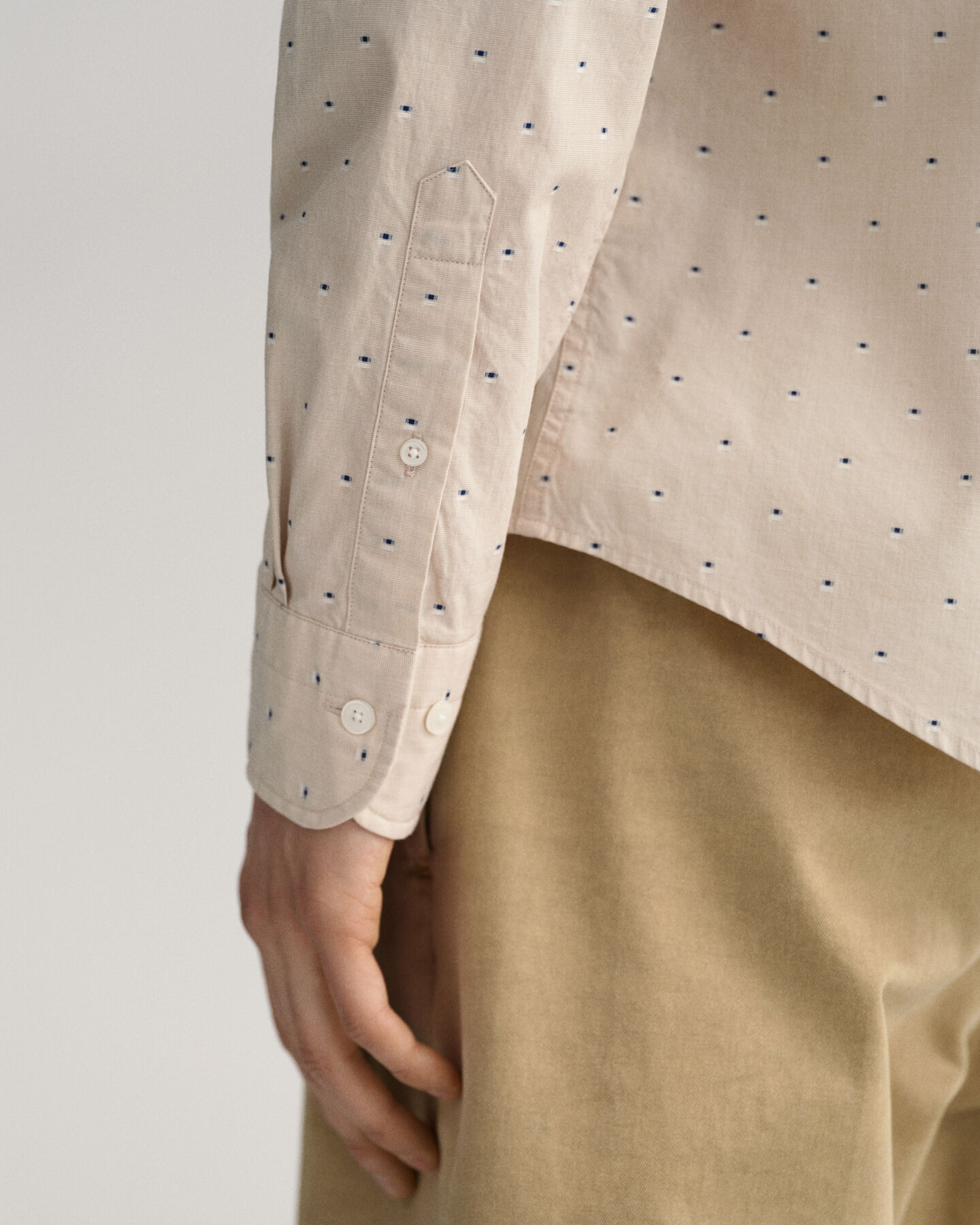 Slim fit ‑mitoitettu paita dobby-pilkkukuosilla