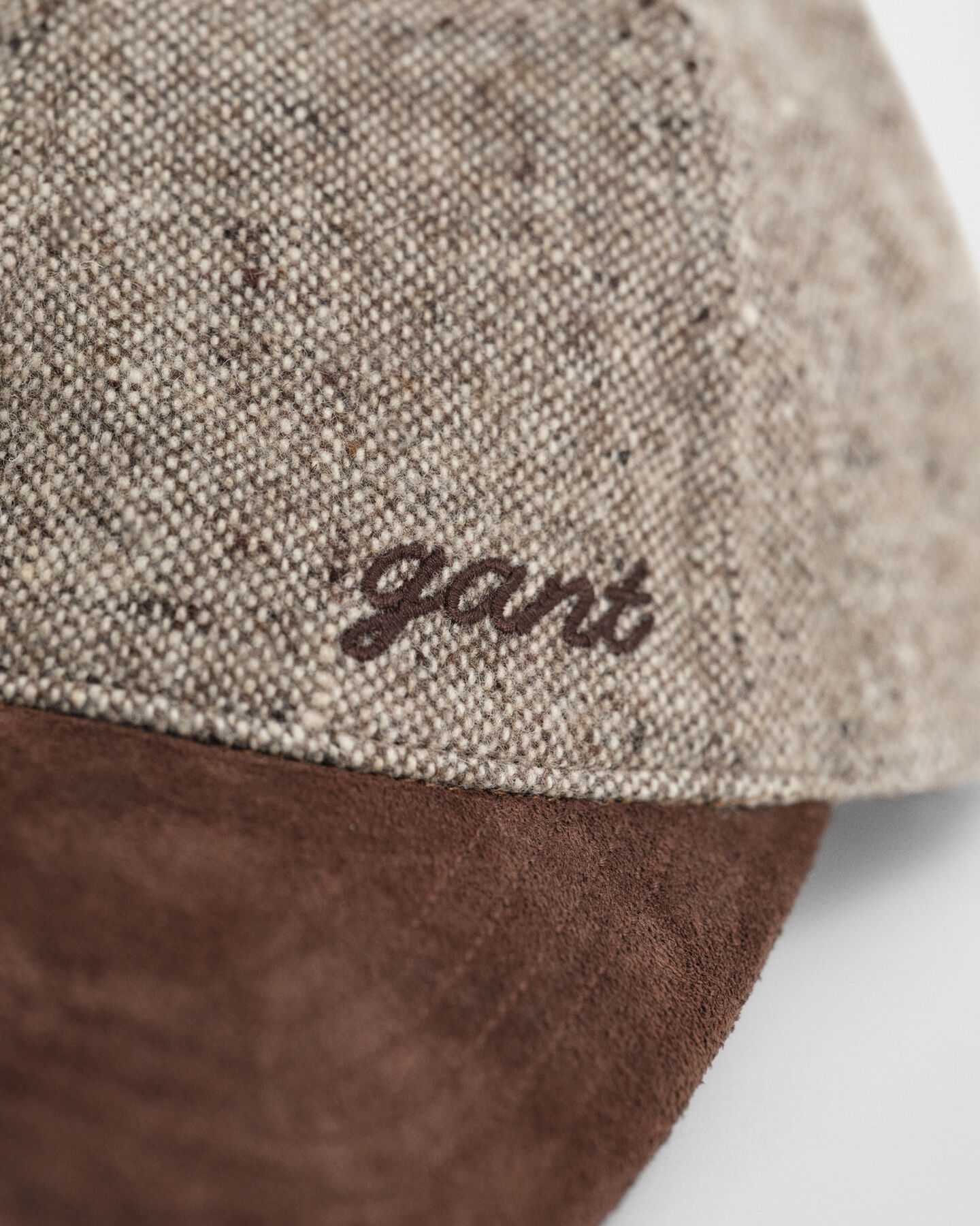 Kohopintainen villainen lippalakki