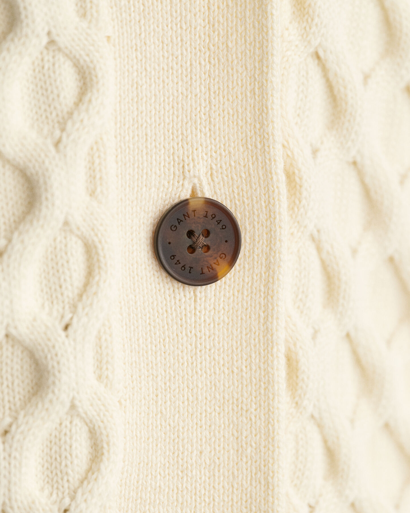 Kohopintainen neuletakki