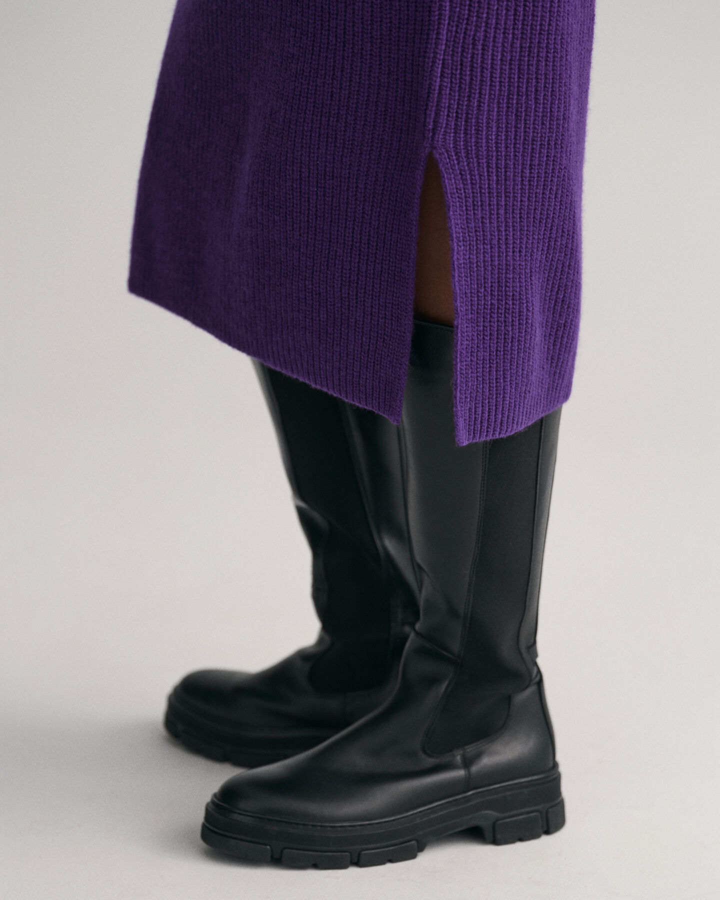 V‑kauluksinen joustinneulevillamekko