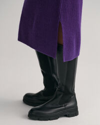 V‑kauluksinen joustinneulevillamekko